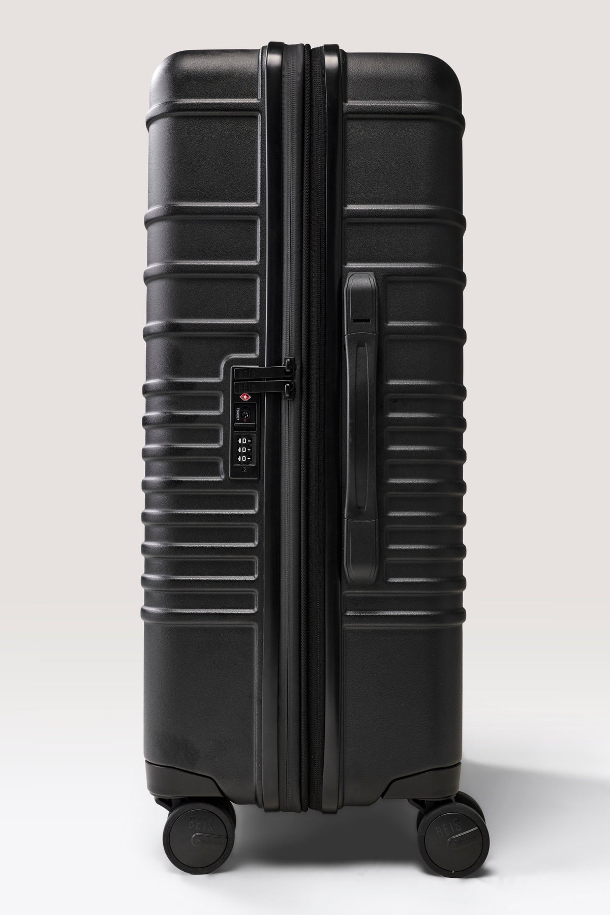 The Medium Check-In Roller in Black